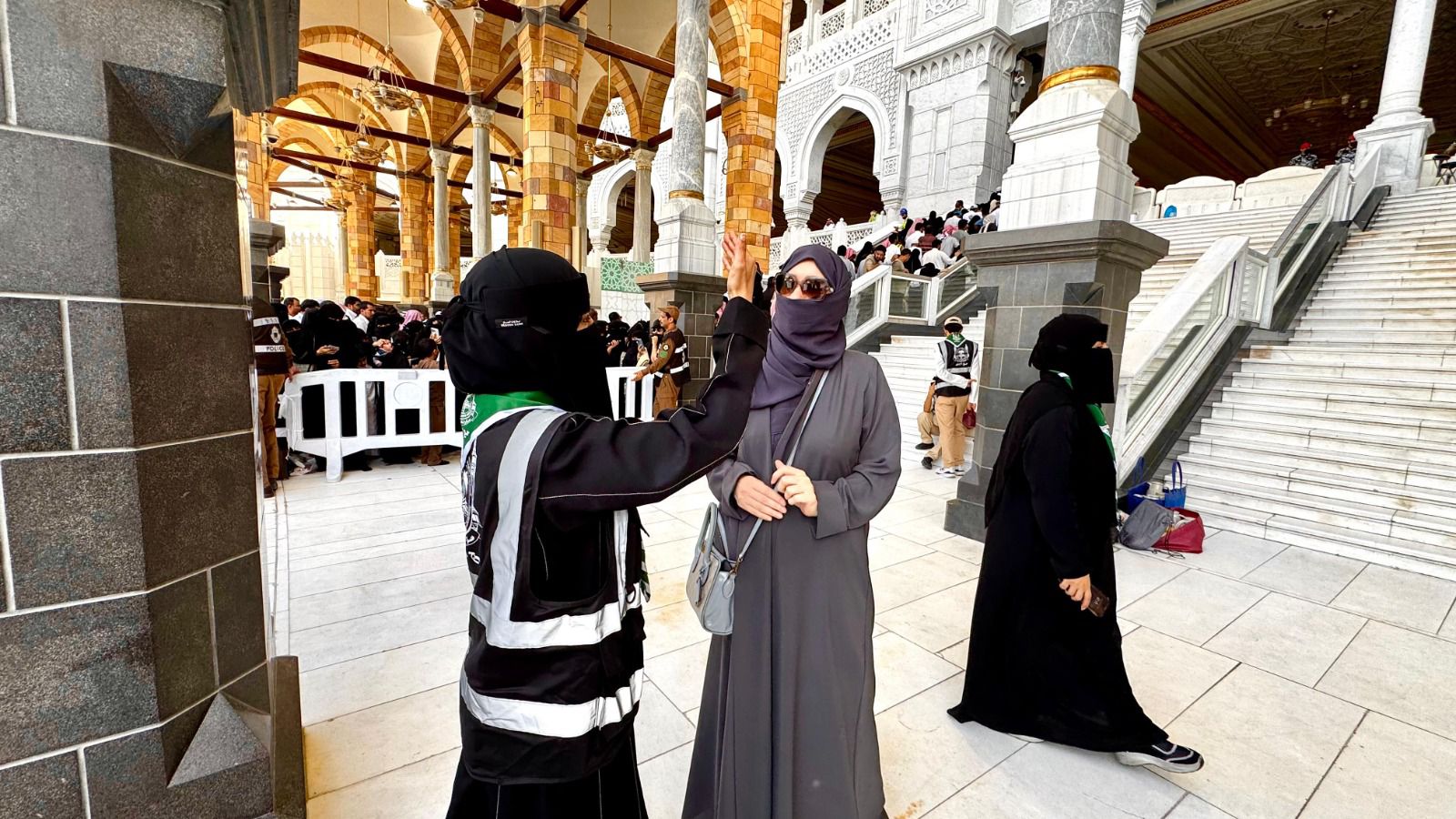 الكشافة السعودية تعزز أمن الحرم بتيسير حركة الحجاج وإدارة الحشود
