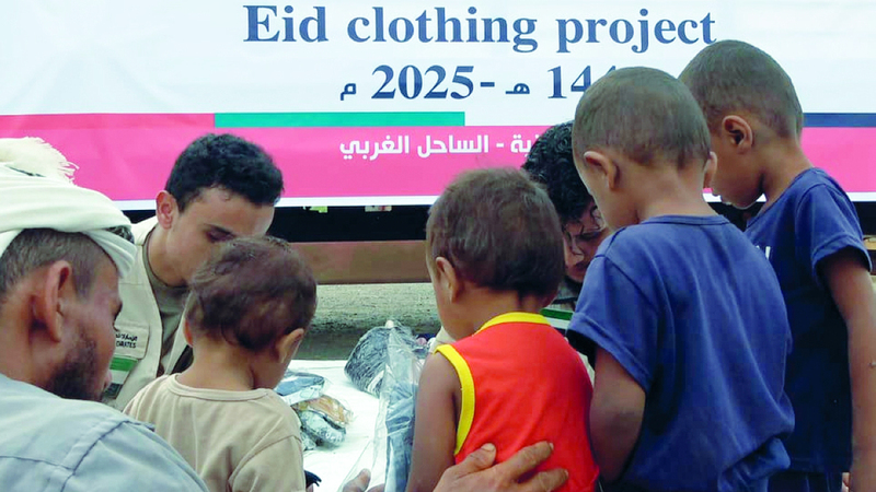 الهلال الأحمر يقدم دعمًا سخيًا لكسوة العيد والأضاحي في يمنيين
