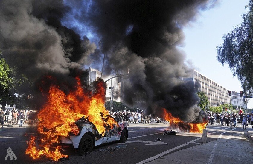 صياغة عنوان صحفي جذاب وواضح، يعبر عن المعنى الأصلي دون تغيير مضمونه: اعتقال 27 شخصا في احتجاجات لوس أنجلوس وحظر تجوال في منطقة التظاهر