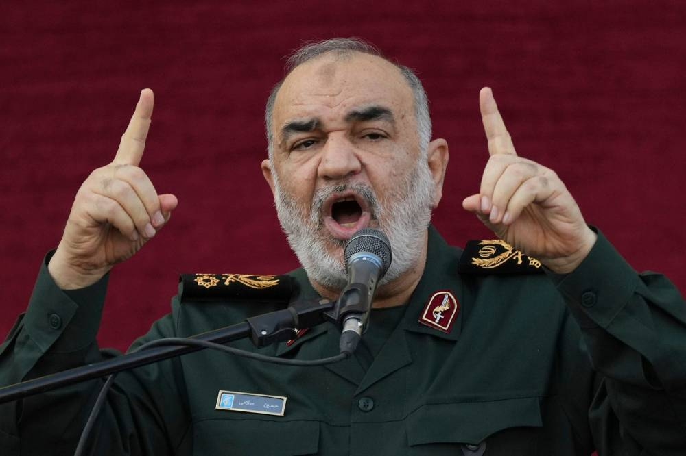 إسرائيل تُنفذ ضربات عسكرية تستهدف مواقع إيرانية: اغتيال قائد الحرس الثوري يشعل الأوضاع