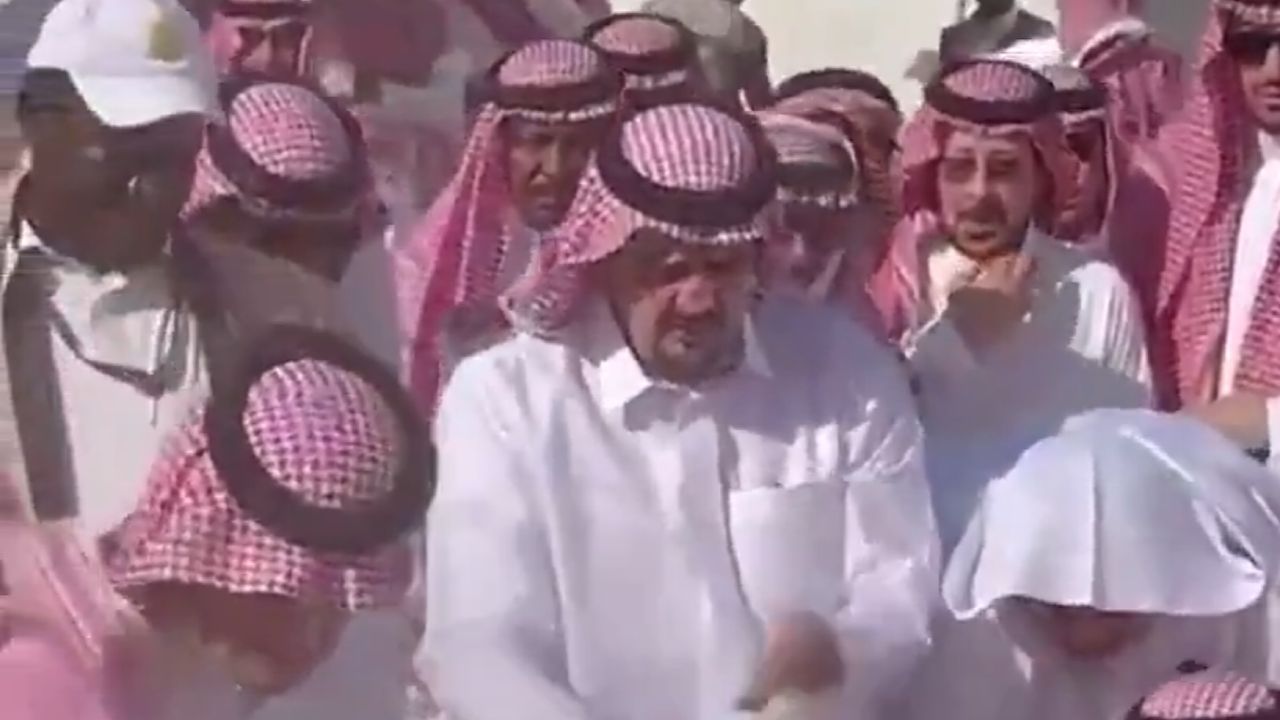 وداع مؤثر: الأمير عبدالعزيز بن فهد يشارك لحظات الوداع لجدته هيا العساف في فيديو مؤثر