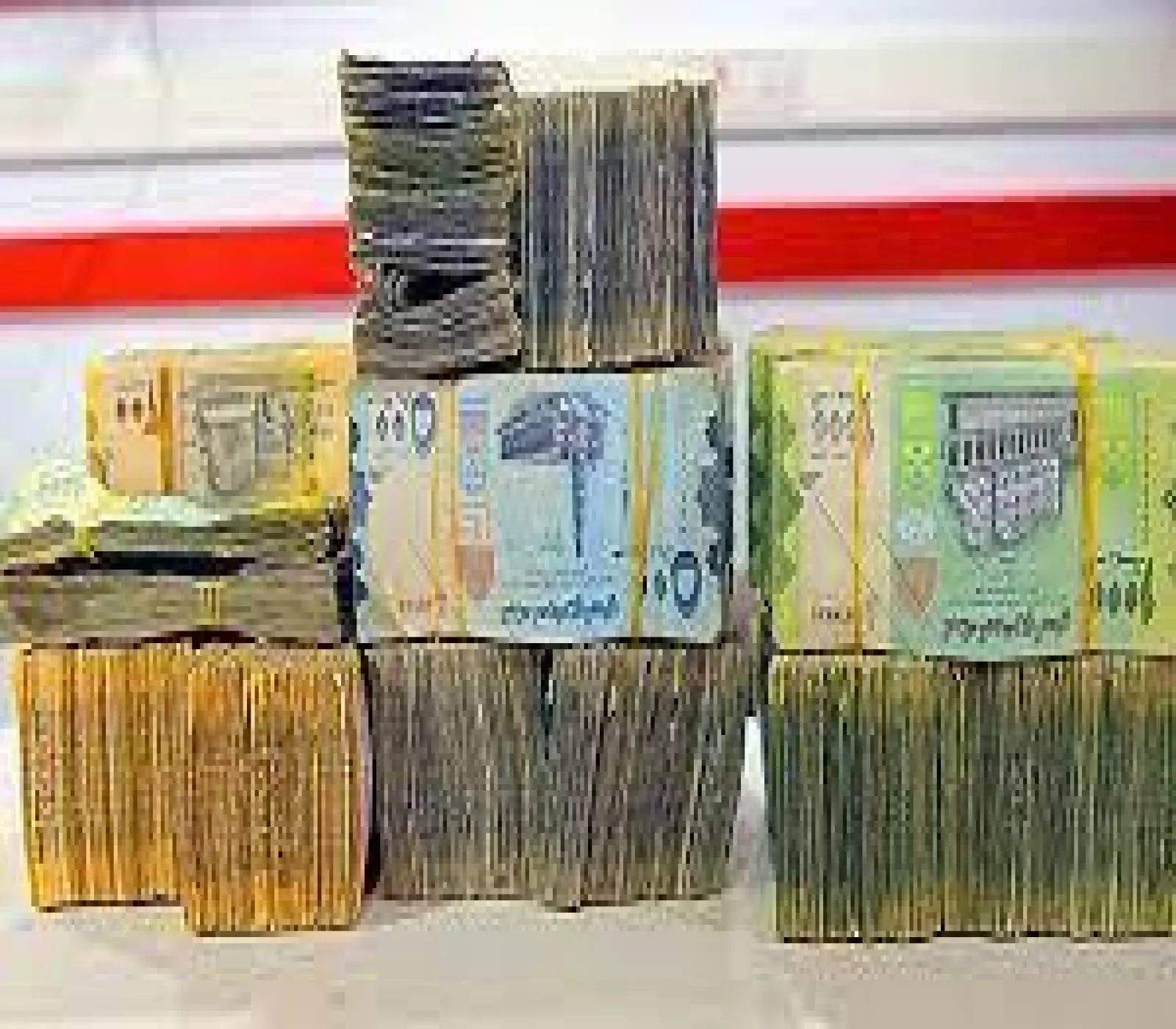 عدن تشهد انهياراً تاريخياً للريال اليمني… الدولار يلامس حاجز الـ2600 والريال السعودي يتأثر!
