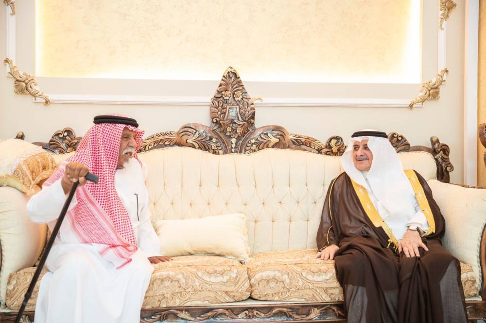 أمير تبوك يقدم التعازي للضيوفي في وفاة شقيقه