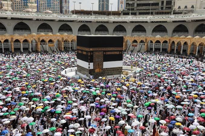 عائلة سعودية تهتم بخدمة ضيوف الرحمن خلال موسم الحج