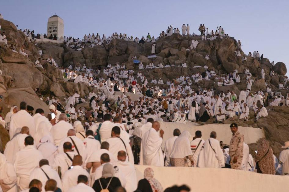 مليونا حاج يتوجهون إلى عرفات لأداء الركن الأعظم في الحج (فيديو)
