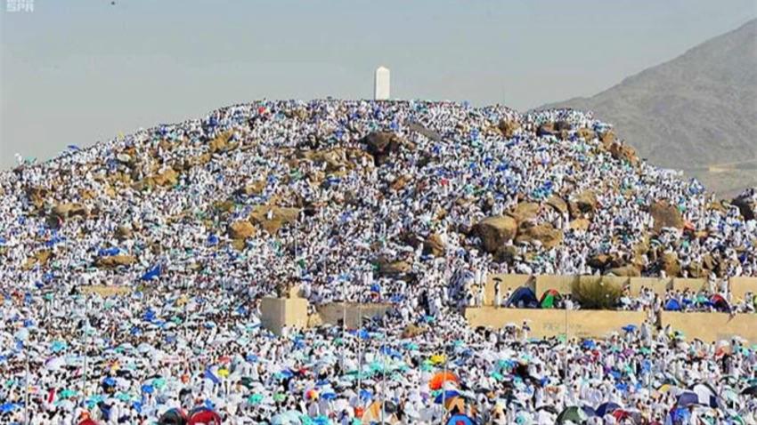 حجاج البيت الحرام يتجهون إلى عرفات لأداء الركن الأعظم