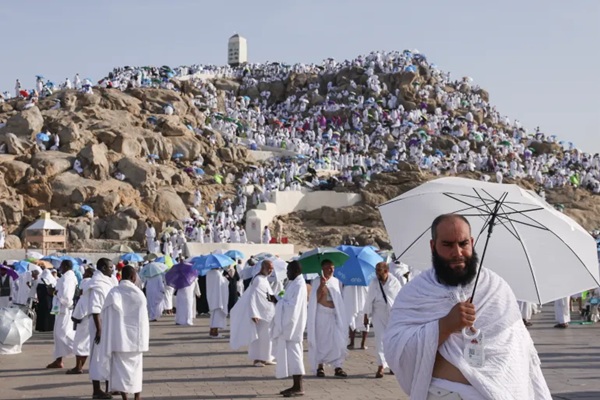 أكثر من مليون حاج يتجمعون على جبل عرفات لأداء الركن الأعظم للحج