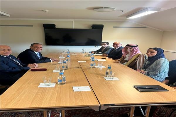 وزير الخارجية يتباحث مع نظيره السعودي خلال منتدى أوسلو