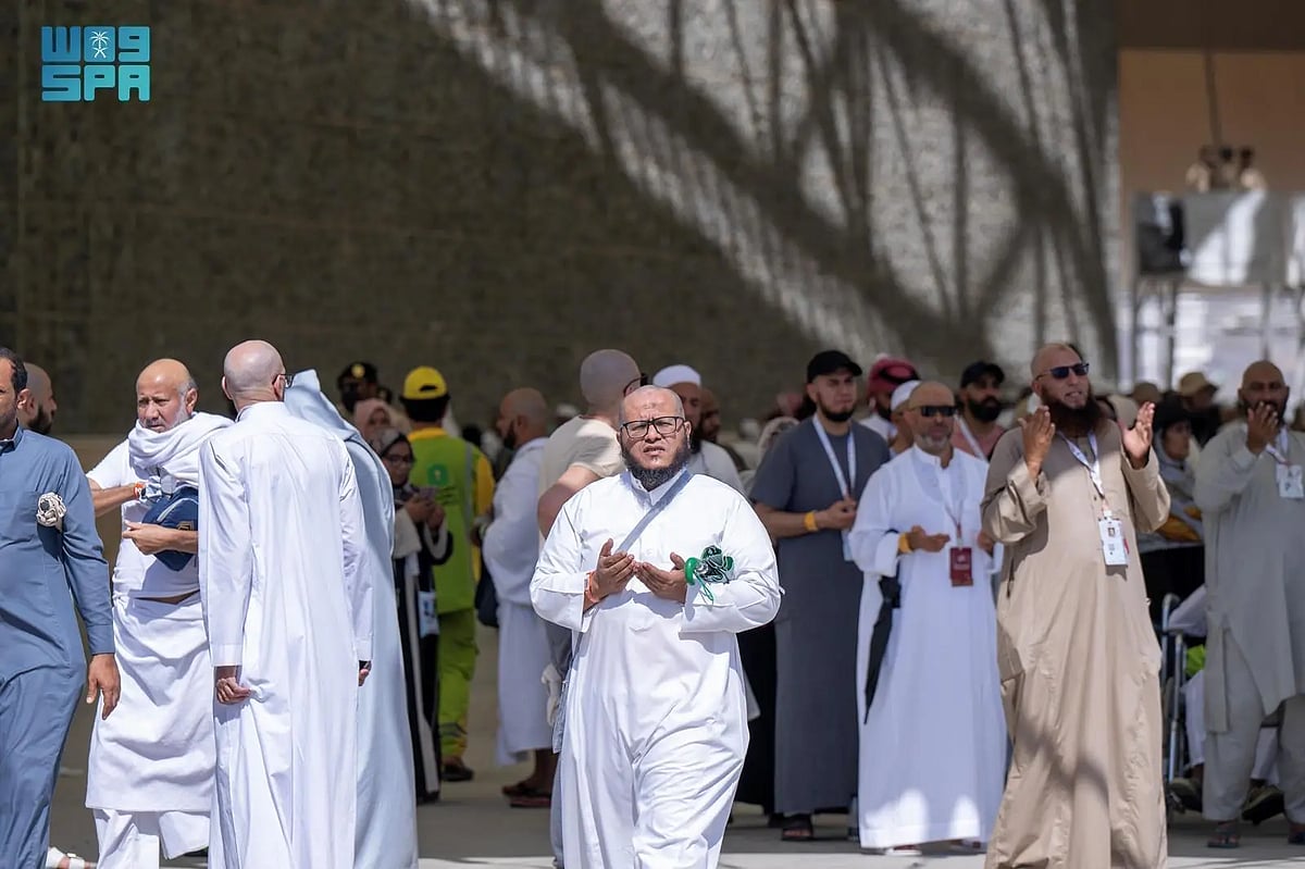 حُجّاج بيت الله الحرام يستكملون مناسكهم برمي الجمرات الثلاث في ثاني أيام التشريق