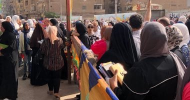 أولياء الأمور يرافقون الطلاب قبل دخول امتحانات الثانوية العامة في الغربية – فيديو