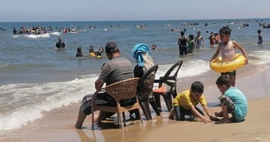 ازدحام المواطنين في شواطئ جمصة وسط أجواء ممتعة – فيديو