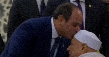 الرئيس السيسي يقبل رأس الدكتور أحمد عمر هاشم في صلاة عيد الأضحى