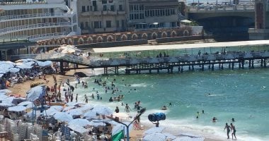 زيادة الإقبال على شاطئ ستانلي بالإسكندرية مع ارتفاع درجات الحرارة – فيديو