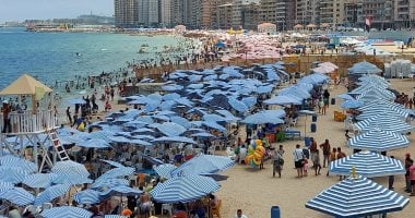 شواطئ الإسكندرية تشهد إقبالاً كبيراً في آخر أيام الإجازة خلال العيد – فيديو